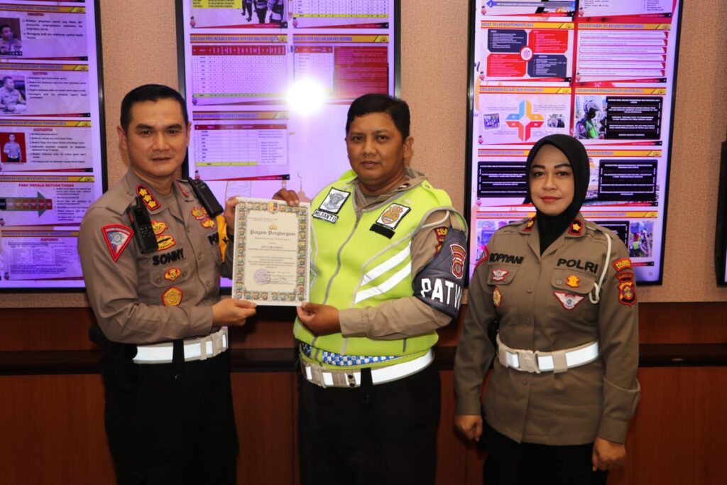Karena Kejujurannya, Aipda Mujianto Diberi Penghargaan Langsung Oleh Dirlantas Polda Kaltim WhatsApp Image 2023 04 18 at 14.21.18