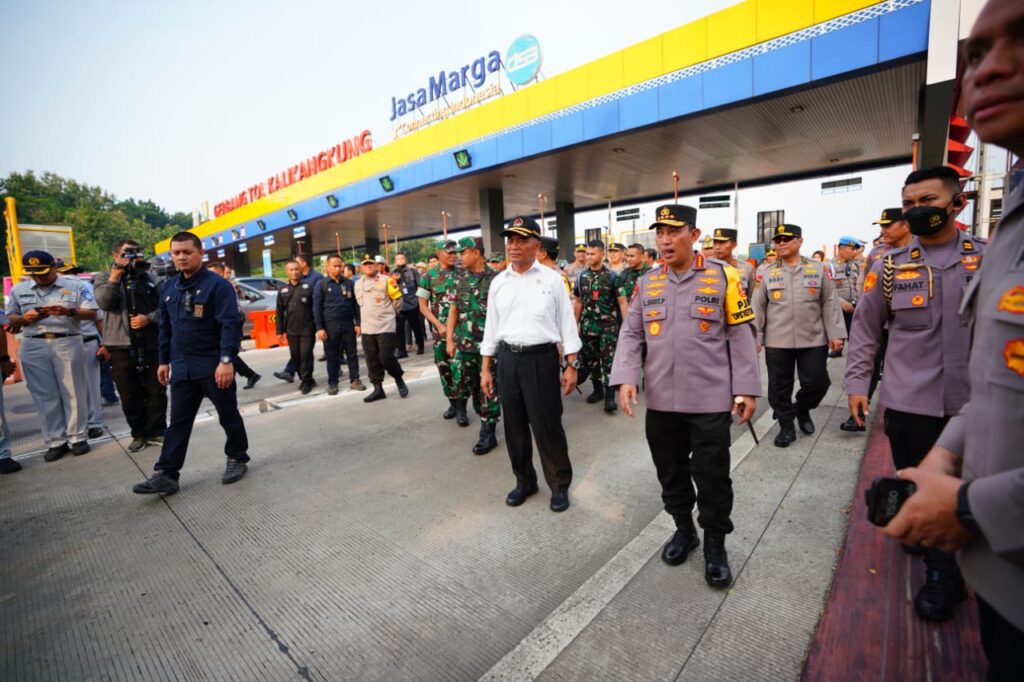 Tinjau Mudik di Jateng, Kapolri Instruksikan Mantapkan Sosialisasi Rekayasa Lalin dan Pengaturan Rest Area WhatsApp Image 2023 04 18 at 21.28.00