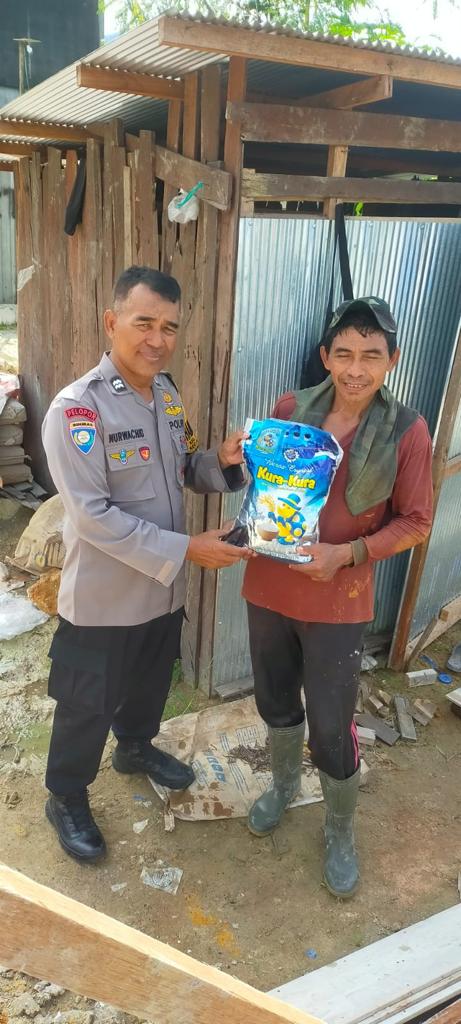 Polsek Samarinda Seberang Gelar Baksos Dengan Memberikan Bantuan Kepada Warga Yang Membutuhkan WhatsApp Image 2023 04 19 at 06.31.28