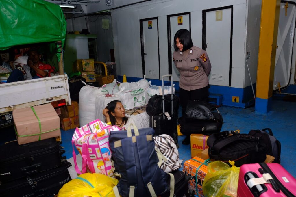 Satgas Humas Ops Ketupat Mahakam 2023 Pantau Arus Mudik Serta Beri Himbauan kepada Penumpang Kapal WhatsApp Image 2023 04 20 at 23.28.27