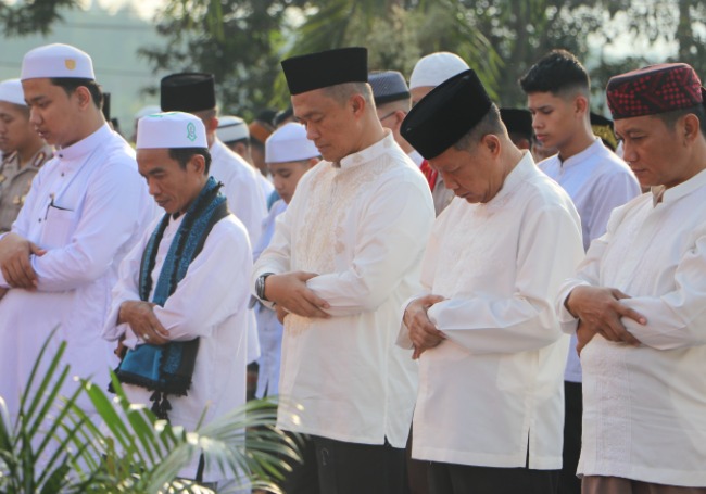 Kapolda Kaltim Berbaur Bersama Masyarakat Saat Sholat Idul Fitri 1444 H WhatsApp Image 2023 04 22 at 08.49.23