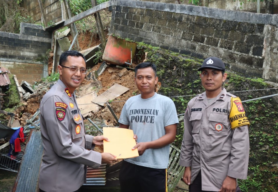 Tinjau Lokasi Longsor Kapolres Bontang Berikan Bantuan Pada Warga Terdampak btg 1