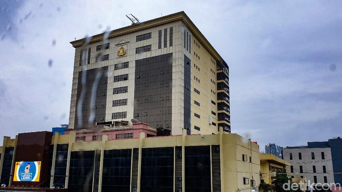 Survei Indikator: Tingkat Kepercayaan ke Polri Naik Jadi 73,2% gedung mabes polri 169