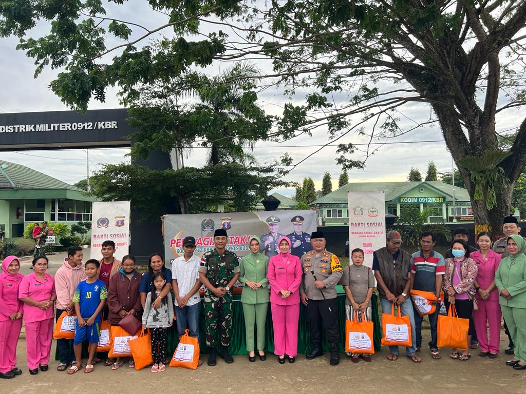 Sinergitas TNI-Polri, Kapolres Bersama Dandim 0912 Kubar Bagikan Takjil dan Bansos di Bulan Suci Ramadhan humas 2