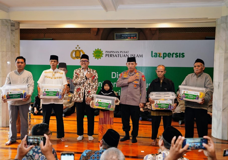 Kerjasama Bareng PP Persis, Kapolri Salurkan 30 Ribu Sembako ke Warga yang Membutuhkan kapolri