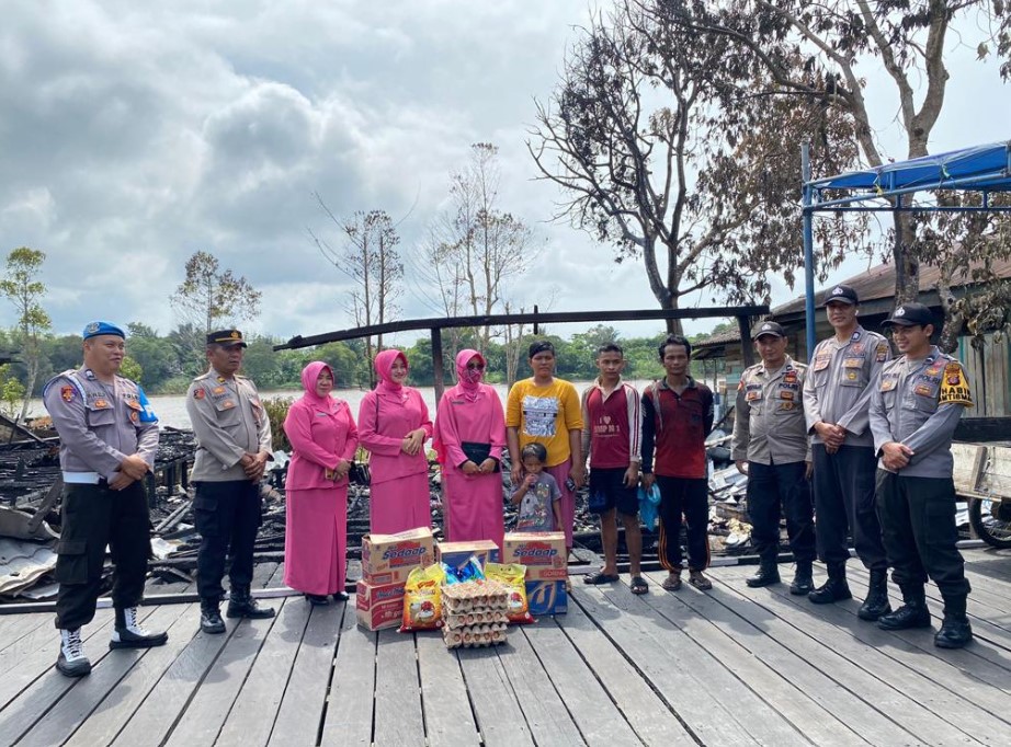 Polisi Peduli, Polsek Penyinggahan Berikan Bantuan Sembako Kepada Korban Kebakaran kbr