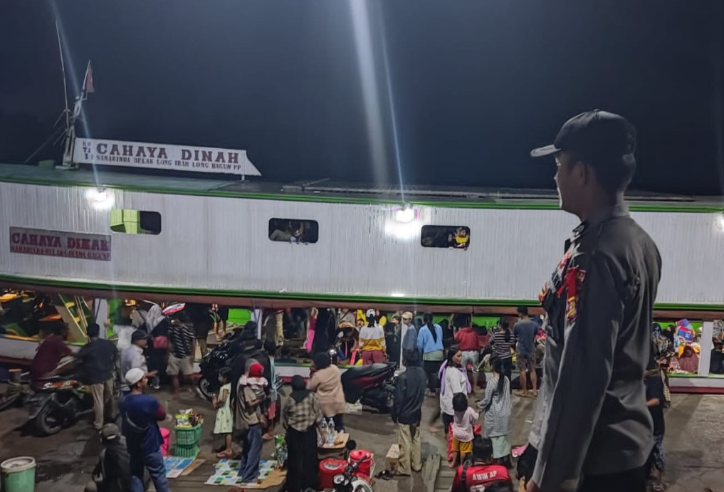 Arus Mudik Lebaran 1444 H, Polsek Melak Berikan Pengamanan di Pelabuhan kubar 1