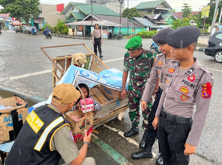 Jelang Buka Puasa, Sat Samapta Polres Paser Berbagi Takjil Kepada Warga paser 3