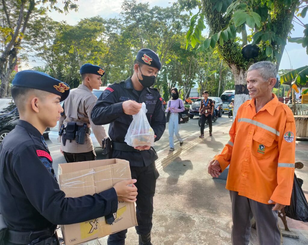 Jelang Buka Puasa, Satuan Brimob Polda Kaltim Detasemen Gegana Berbagi Takjil Kepada Warga th e1680403276705