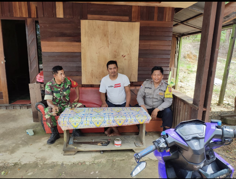Perkuat Sinergitas TNI-Polri, Bhabinkamtibmas Bersama Babinsa Sambang ke Masyarakat Secara Bersama di Kec. Bengalon 702C24C0 C6AA 41AC 8876 54A3B181E6CA