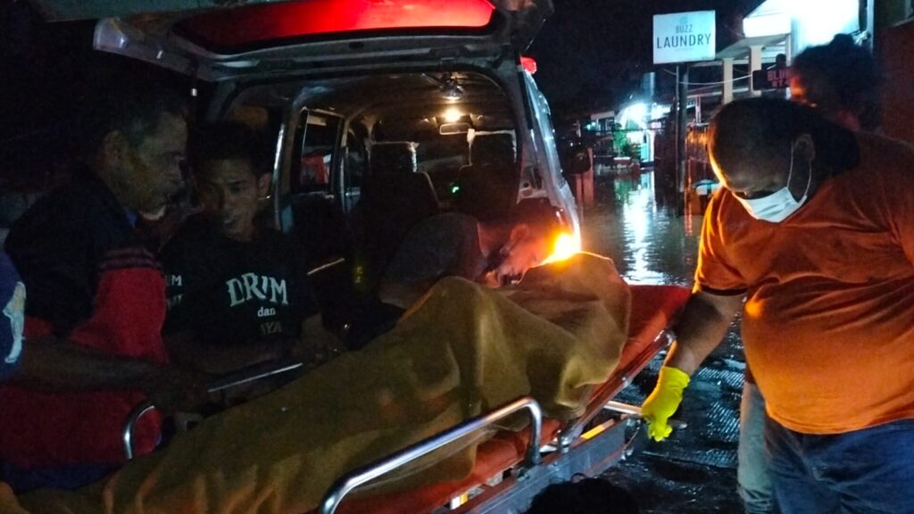 Nyaris Tak Sampai di Rumah Duka, Jenazah Pria yangTerjebak Banjir di Samarinda Dijemput tim Unit Inafis satuan Reskrim Polresta Samarinda ECCA5AAA CF76 484D A36A 12C648F89597