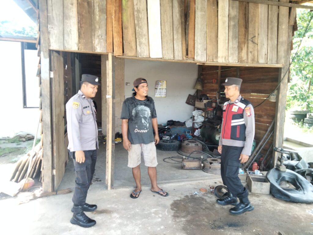 Wujudkan Sinergitas di Desa Binaan, Bhabinkamtibmas Polres Paser Sampaikan Himbauan Kamtibmas kepada Warganya WhatsApp Image 2023 05 02 at 10.34.01