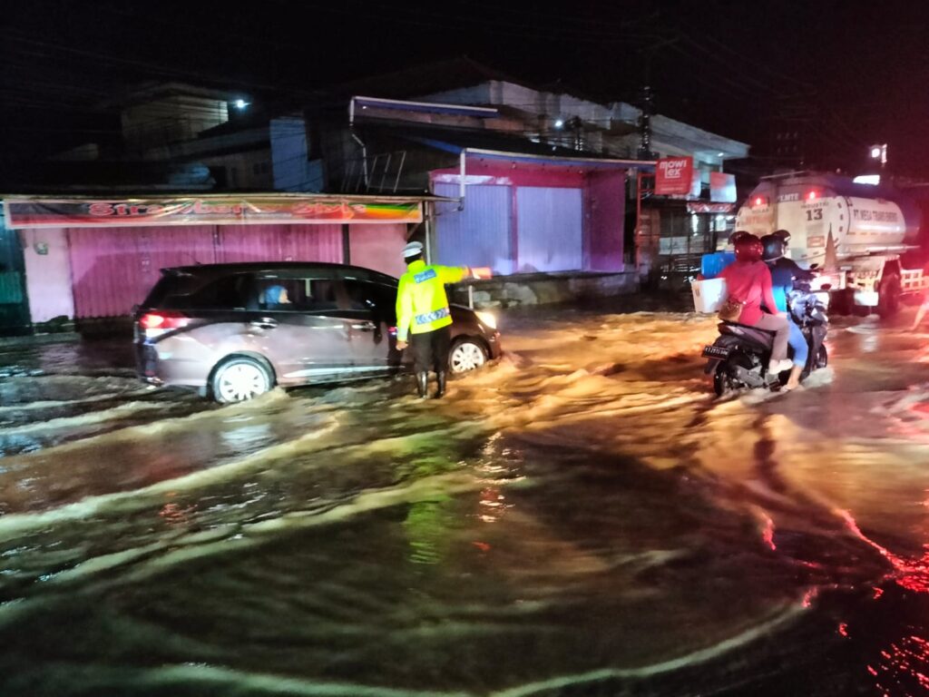 Cegah Kemaceatan dan Pastikan Keselamatan Masyarakat Saat Banjir, Polsek Sungai Pinang Laksanakan Pengaturan Lalu Lintas WhatsApp Image 2023 05 02 at 10.38.31