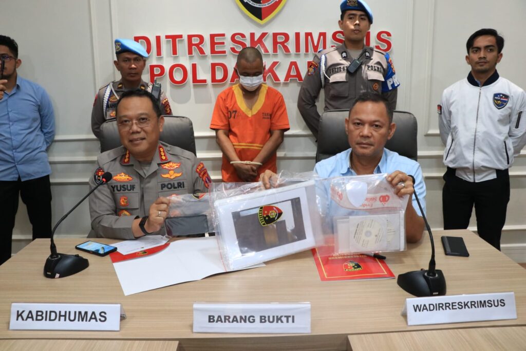 Kabid Humas Polda Kaltim Pimpin Konferensi Pers Kasus Penyebaran Konten Bermuatan Kesusilaan di Media Sosial WhatsApp Image 2023 05 02 at 14.40.56