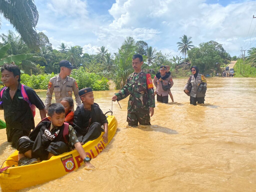 Sinergitas TNI-Polri dan BPBD Bantu Evakuasi Warga yang Terdampak Banjir di Sepaku WhatsApp Image 2023 05 02 at 17.11.46