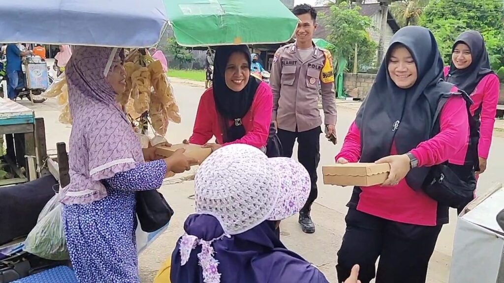 Jumat Berkah, Personel Polsek Palaran bersama Bhayangkari Bagikan Nasi Kotak kepada Masyarakat WhatsApp Image 2023 05 05 at 13.36.40