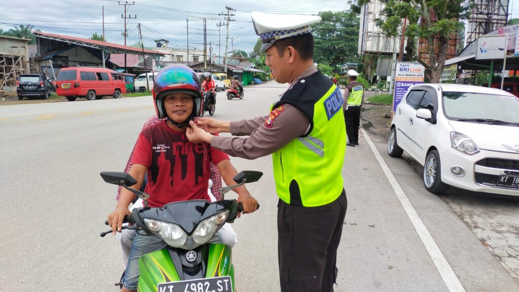 Peduli Keselamatan, Sat Lantas Polres Paser Laksanakan Gatur Lalin Pagi hari WhatsApp Image 2023 05 10 at 12.11.13