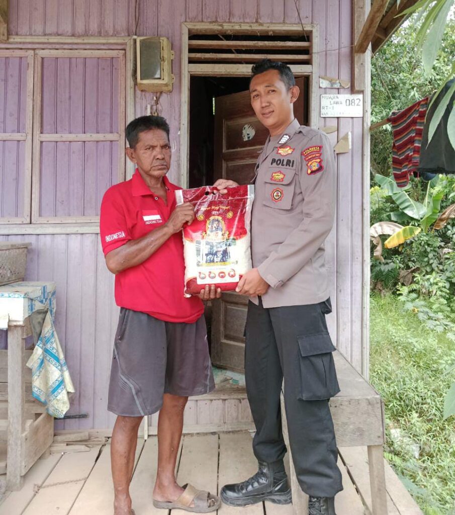 Bentuk Kepedulian Sesama Polsek Muara Lawa Berbagi Bansos kepada Warga Masyarakat WhatsApp Image 2023 05 14 at 09.00.51