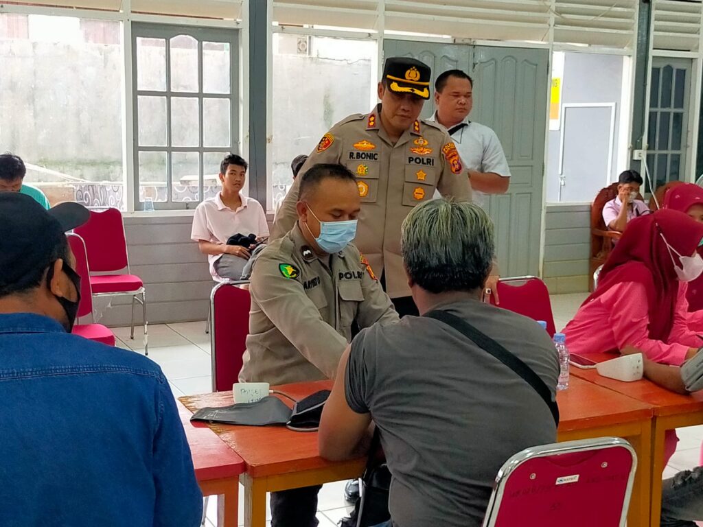 Kapolres Kutai Timur Tinjau Pelaksanaan Vaksinasi Presisi di Desa Sangata Utara WhatsApp Image 2023 05 16 at 23.32.02