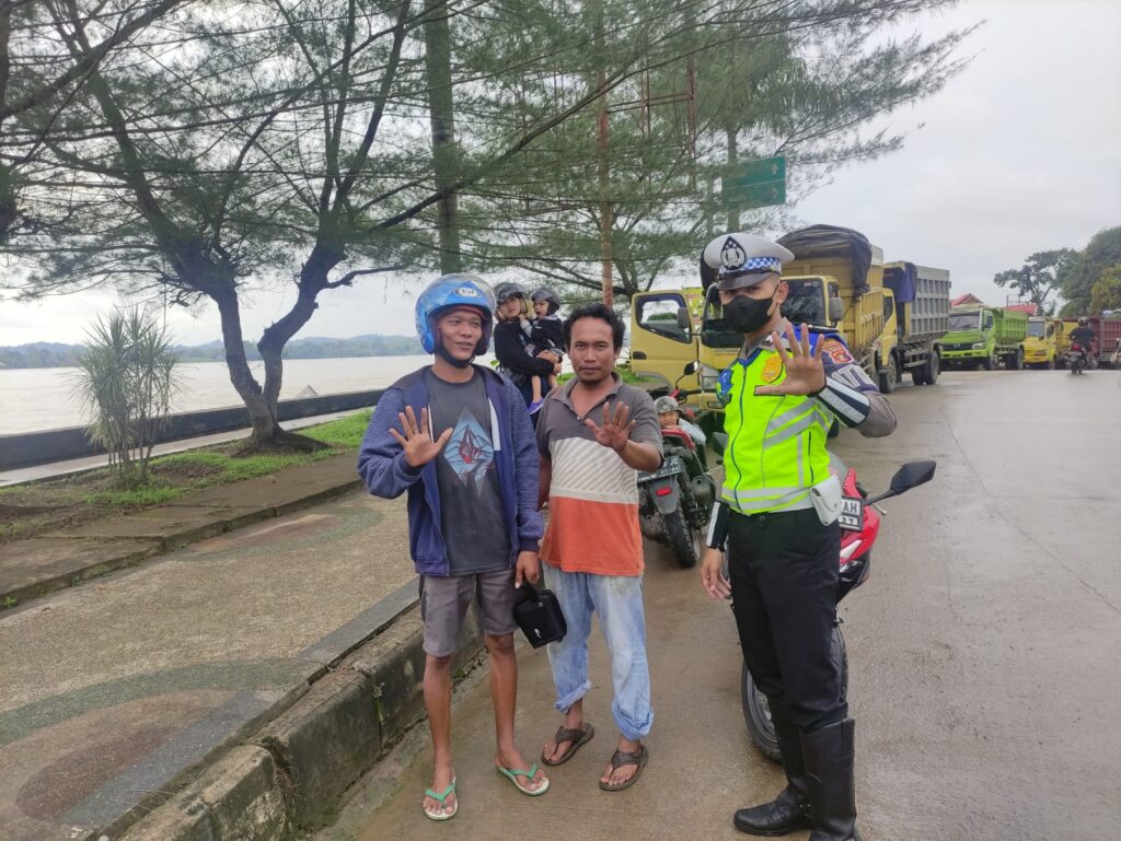 Laksanakan Patroli Dialogis, Satlantas Polres Kukar Sampaikan Himbauan Kamtibmas kepada Masyarakat WhatsApp Image 2023 05 17 at 10.25.54