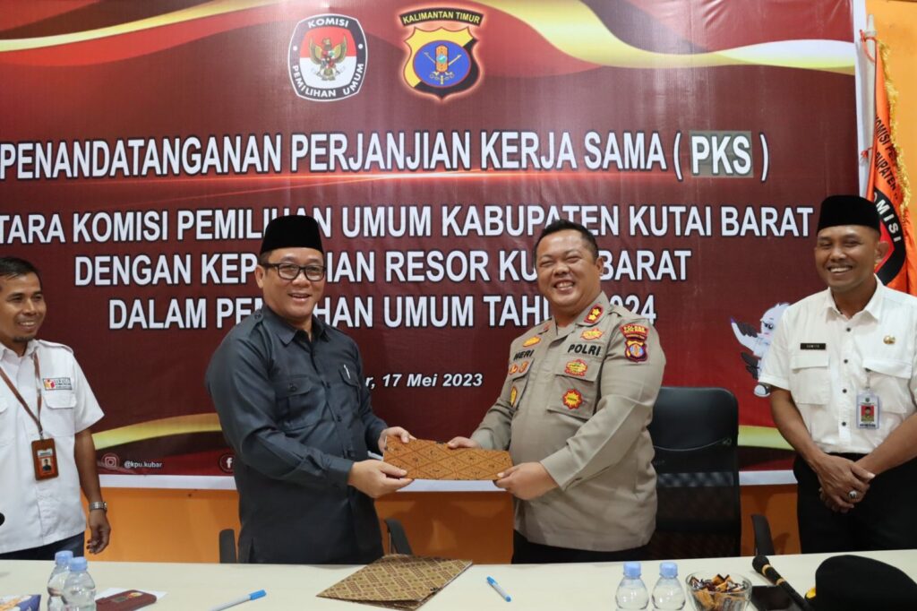 Sukseskan Pemilu 2024, Kapolres Kubar Tanda Tangani Perjanjian Kerja Sama Dengan KPU Kabupaten Kubar WhatsApp Image 2023 05 18 at 09.30.51