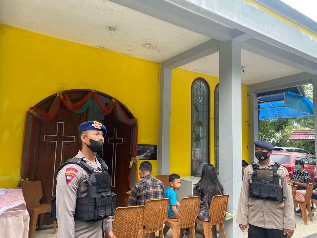 Peringati Hari Kenaikan Isa Almasih, Brimob Kaltim Amankan Ibadah Gereja WhatsApp Image 2023 05 18 at 10.56.45