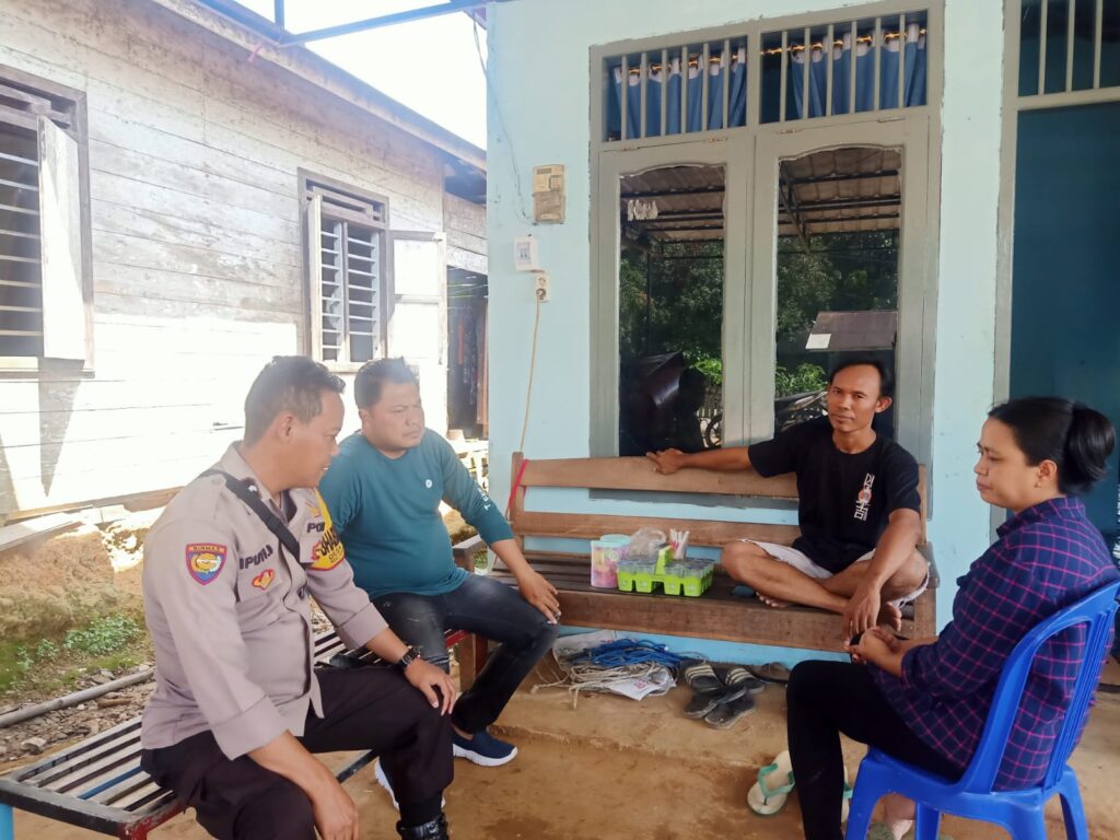 Laksanakan Patroli Dialogis, Bhabinkamtibmas Polsek Tenggarong Seberang Sambangi Rumah Warga di Desa Bhuana Jaya WhatsApp Image 2023 05 22 at 09.50.47