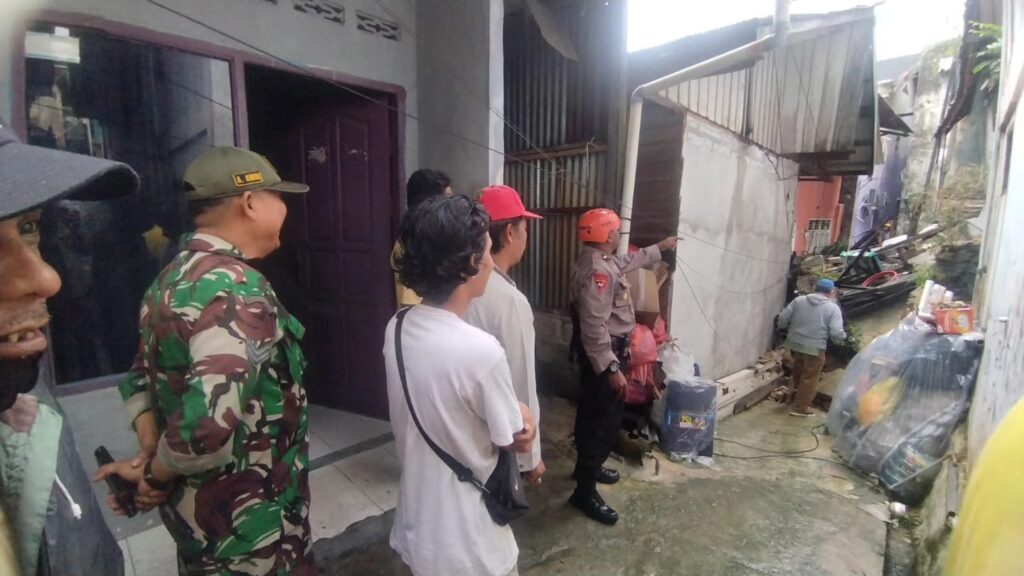 Quick Respons, Brimob Kaltim Datangi TKP Tanah Longsor Yang Menimpa Rumah Warga WhatsApp Image 2023 05 22 at 18.49.56
