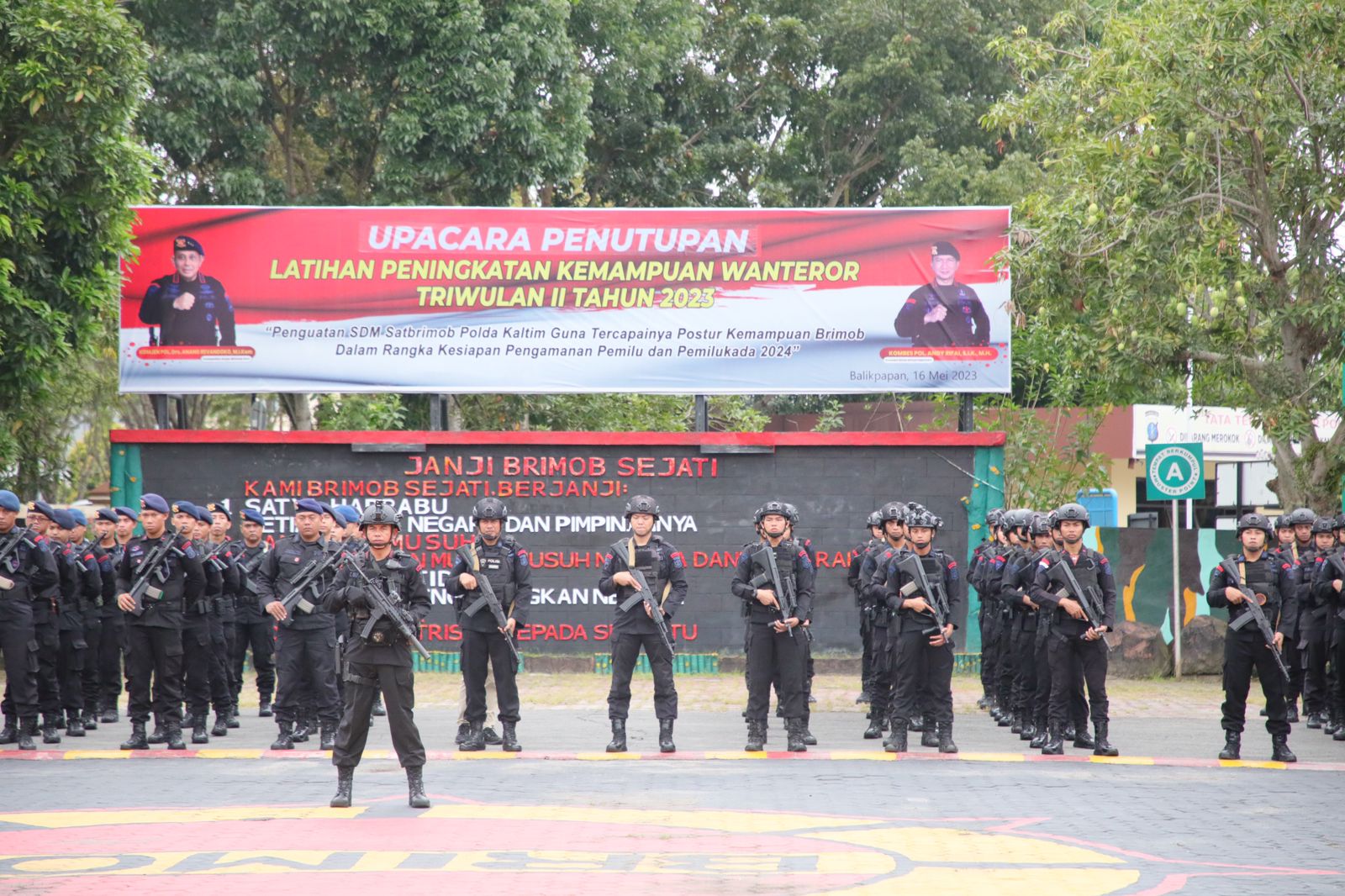 Dansat Brimob Kaltim Pimpin Upacara Penutupan Latihan Kemampuan ...