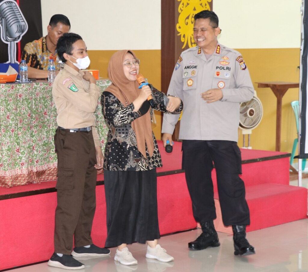Jumat Curhat di SMA Nasional KPS Balikpapan, Dir Binmas Polda Kaltim Berikan Penyuluhan Kepada Pelajar a79799cb 7f76 4998 ac58 2b4d1d9cb91f e1683271419585
