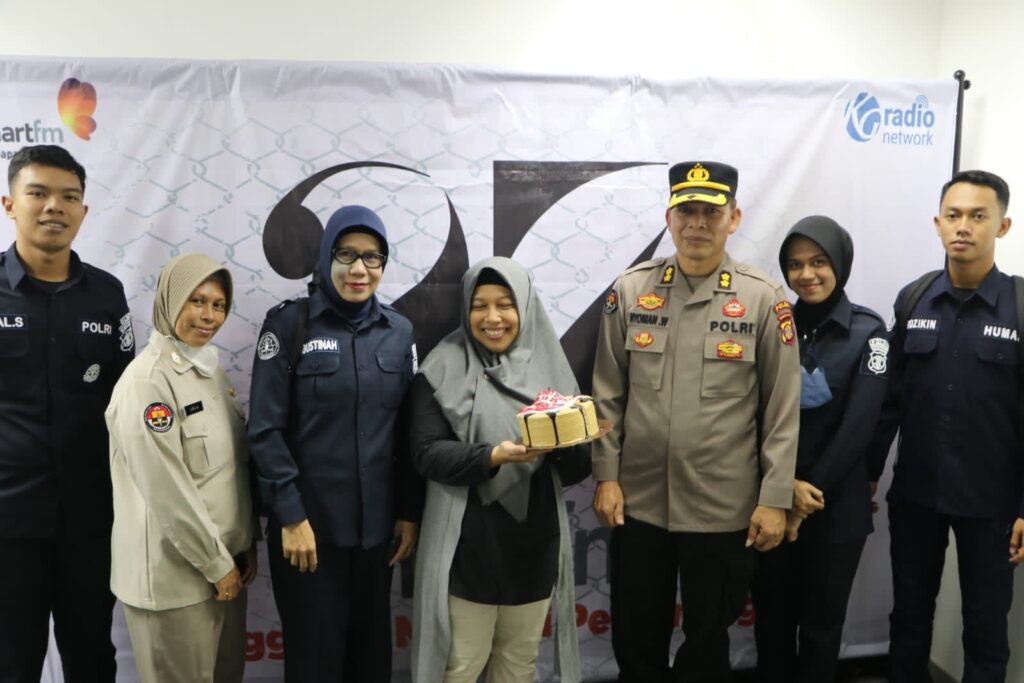 Bid Humas Polda Kaltim Menghadiri HUT Radio Smart FM a7ce4213 3dc8 44c9 9b6a 9cedc0aac2de