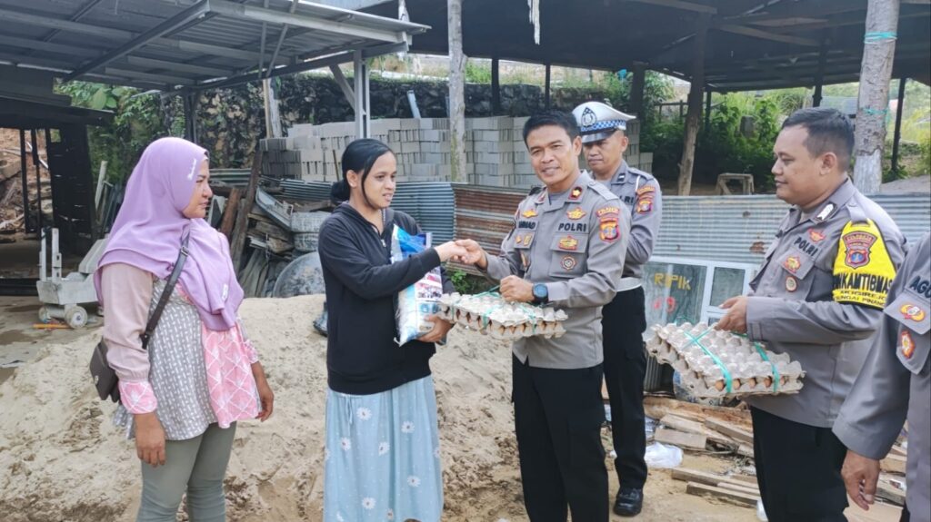 Jumat Berbagi, Poksek Sungai Pinang Salurkan Bantuan Sosial Bagi Warga Terdampak Longsor b188096f bd12 4dff 82e4 417782c4a178