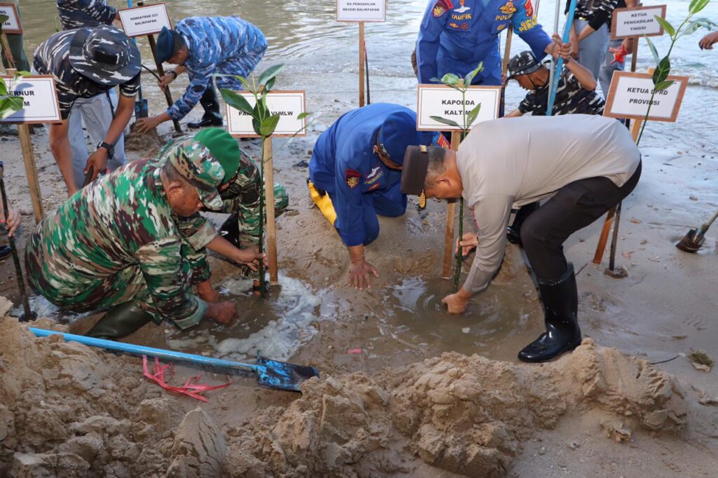 Sinergitas TNI-POLRI, Kapolda Kaltim Menghadiri Kegiatan Puncak Penanaman Mangrove Nasional Secara Serentak di Seluruh Indonesia Oleh Presiden RI cfbe53dc e8ea 4bbd aaae 901cdeb721ea