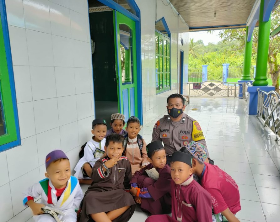 Polisi Sahabat Anak, Bhabinkamtibmas Polsek Sanga Sanga Berikan Edukasi Keagamaan Sejak Dini kukar 1