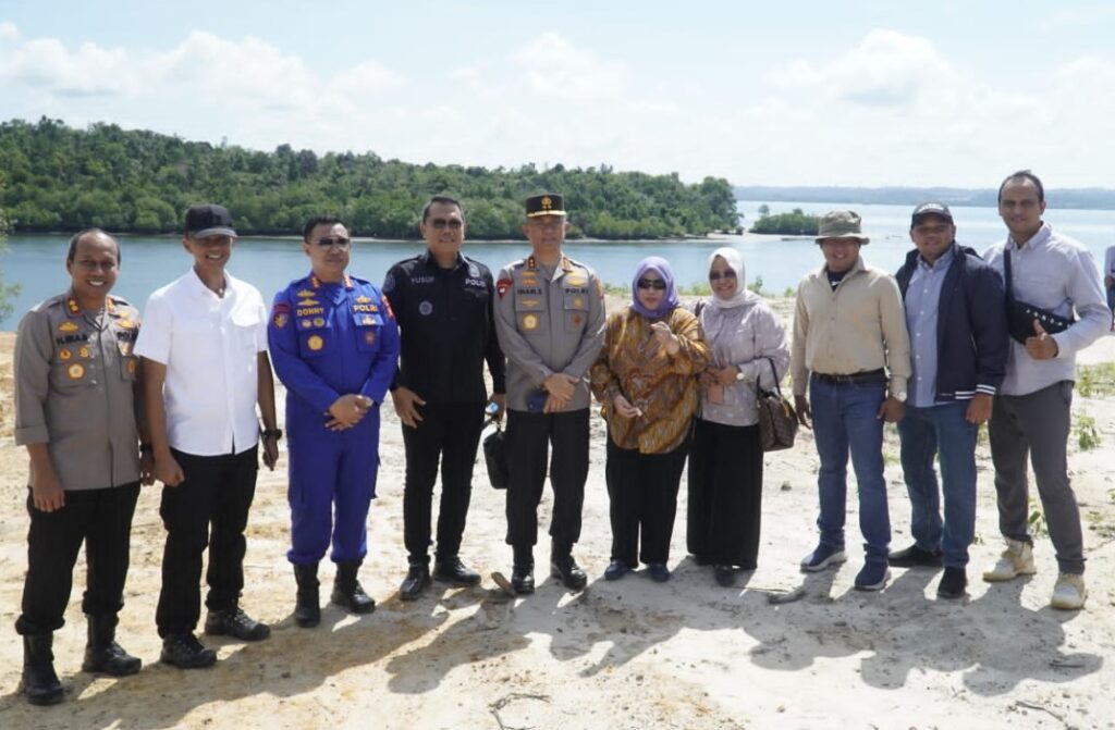Tinjau Proses Muat Logistik Pembangunan IKN, Kapolda Kaltim Kunjungi Pelabuhan Pantai Lango pelabuhan