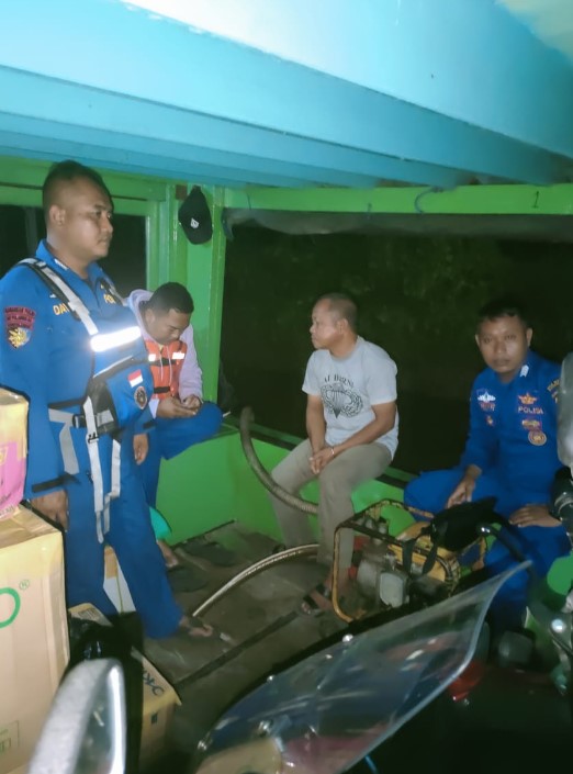 Respon Cepat Dit Polairud Polda Kaltim Bantu Kapal Penumpang KM.Kharisma Rizky Yang Mengalami Mati Mesin Di Perairan Separi polair