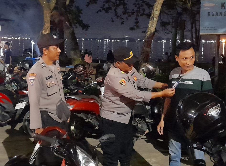 Cipta Kondisi di Tempat Keramaian, Polsek Sungai Kunjang Ajak Warga Jaga Kamtibmas Aman smd 1
