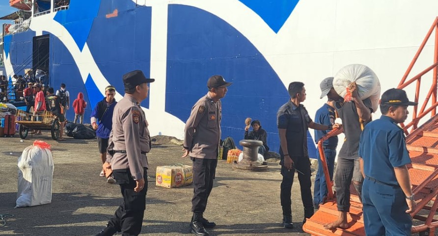 Berikan Rasa Aman, Polsek Kawasan Pelabuhan Samarinda Amankan Kedatangan Kapal KM. Adithya smd