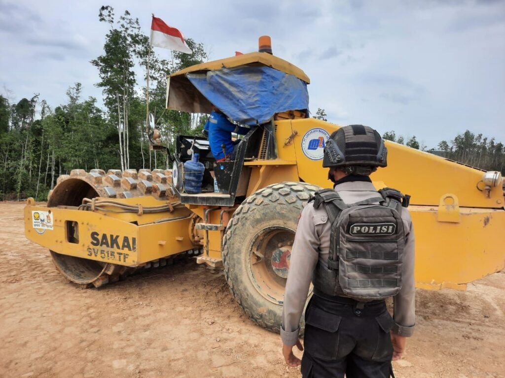 Patroli Sambang Kepada Para Pekerja, Satgas Ops.Nusantara Mahakam Pastikan Kelancaran Pembangunan IKN WhatsApp Image 2023 10 17 at 3.27.22 PM