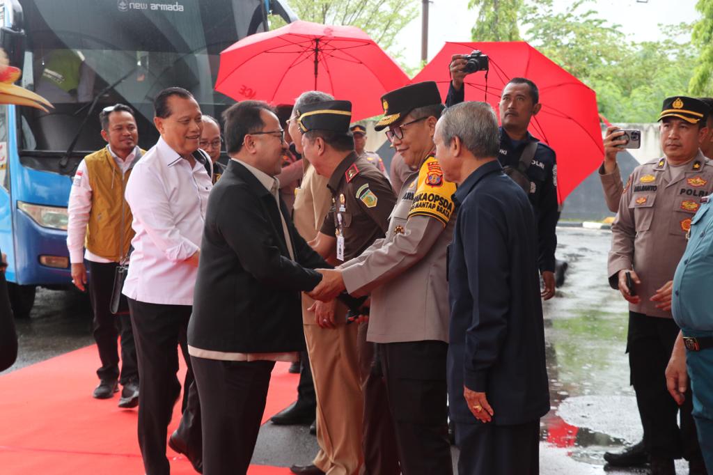 Penyambutan Rombongan Komisi III DPR RI di Bandara Sams Sepinggan Balikpapan WhatsApp Image 2023 10 18 at 3.39.53 PM