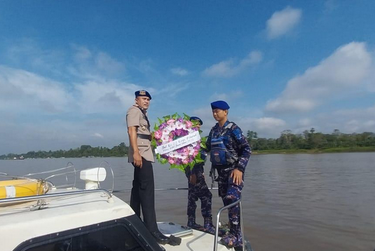 Tabur Bunga di Mahakam: Sat Polairud Polres Kutai Barat Peringati HUT Ke-73 dengan Penuh Penghormatan Screenshot 2023 11 23 133629