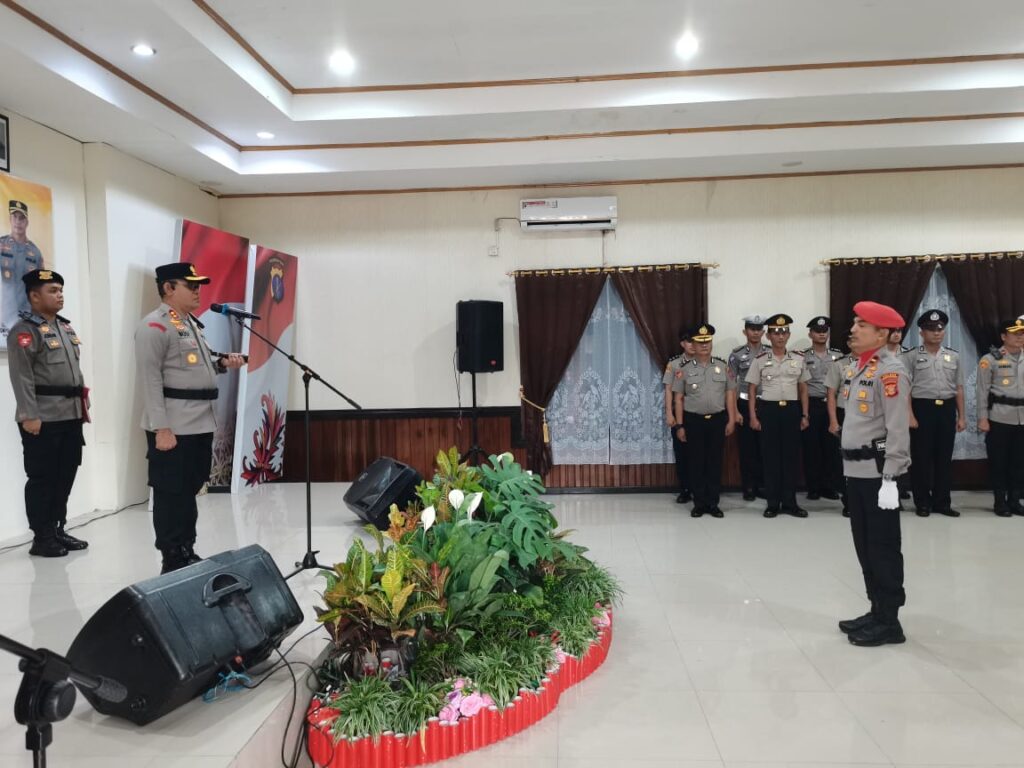 Kapolres Kutai Barat Pimpin Upacara Korpraport Kenaikan Pangkat Personel Polres Kutai Barat WhatsApp Image 2023 12 31 at 20.39.45