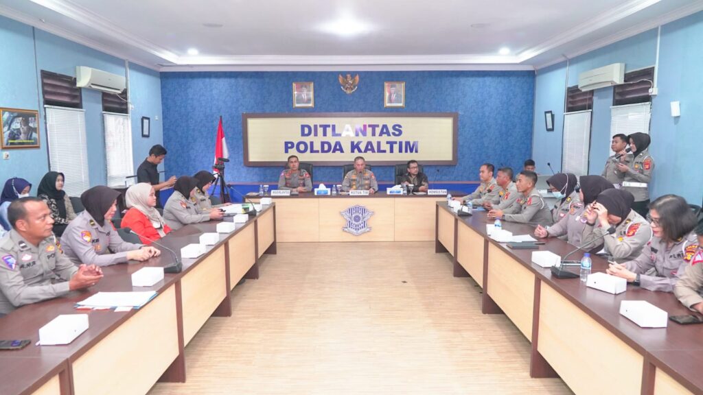 Tim Puslitbang Polri Lakukan Evaluasi Aplikasi Digital Korlantas Polri di Mako Ditlantas Polda Kaltim WhatsApp Image 2024 02 19 at 14.28.29 946d48a8