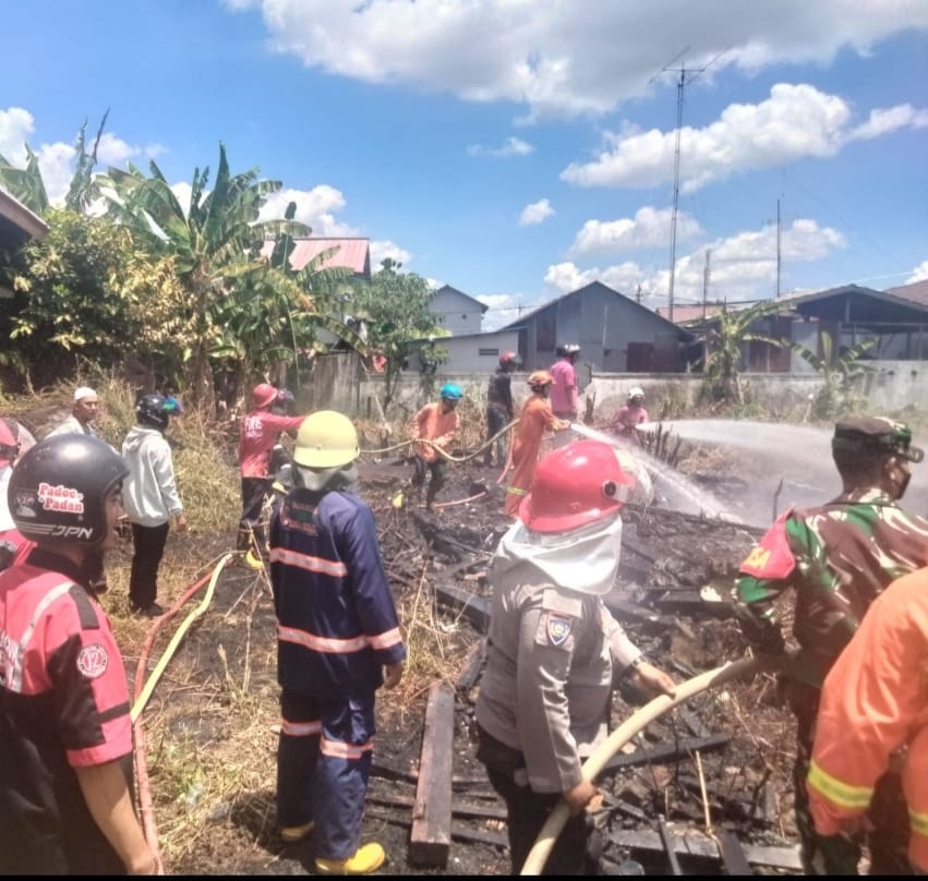 Gerak Cepat Bhabinkamtibmas dan Babinsa Teluk Lerong Ulu Bantu Padamkan Kebakaran Lahan WhatsApp Image 2024 02 19 at 15.22.16