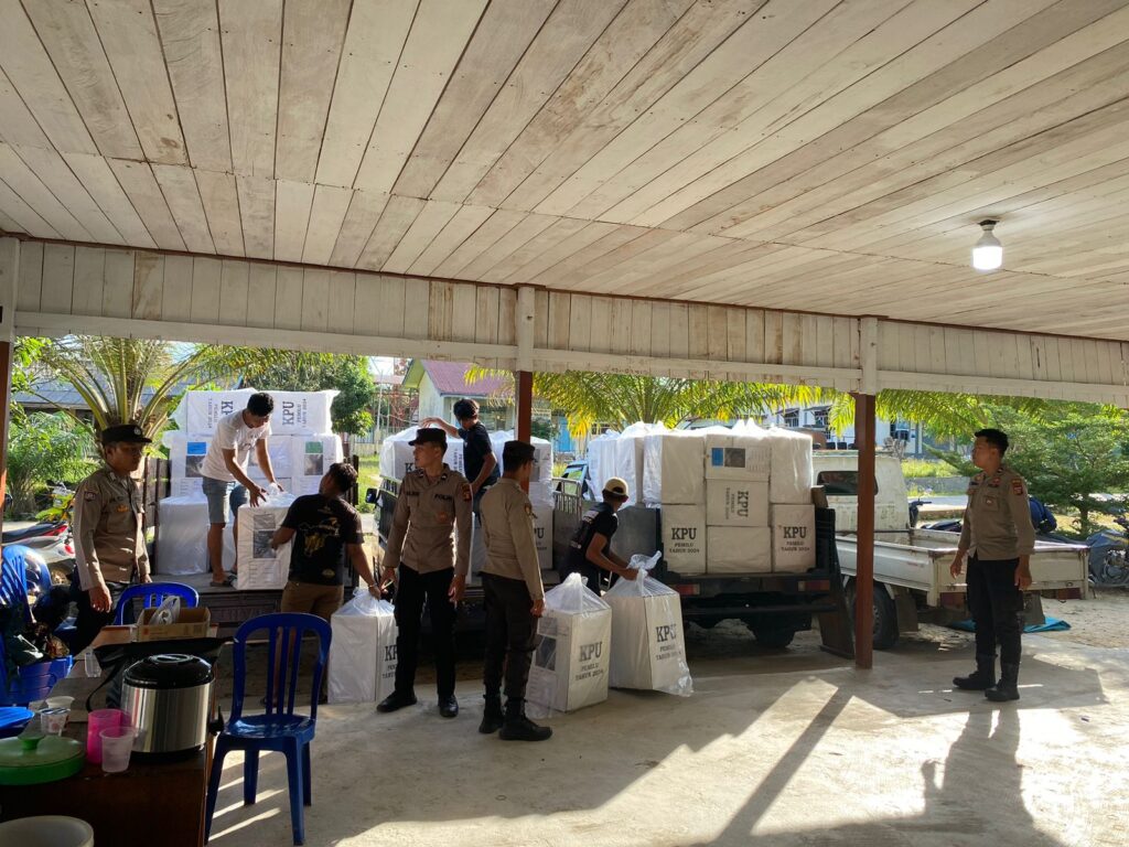 Polsek Melak Berikan Pengawalan Dan Pengamanan Pergeseran Logistik Pemilu WhatsApp Image 2024 02 23 at 10.38.31 6b3251d7