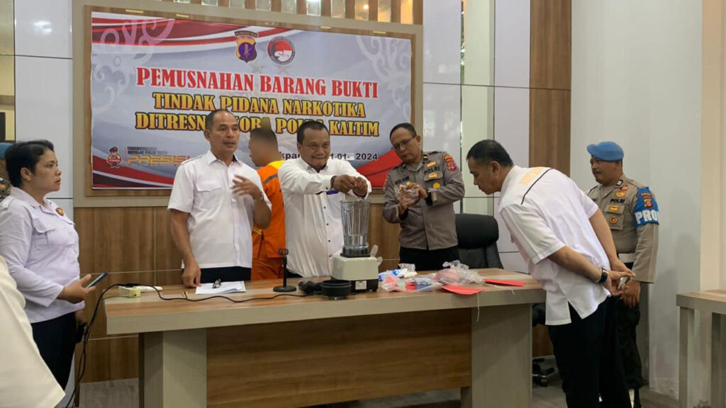 Ditresnarkoba Polda Kaltim Musnahkan Barang Bukti Sabu Seberat 50,57 Gram WhatsApp Image 2024 02 23 at 12.37.40 b1821b2b