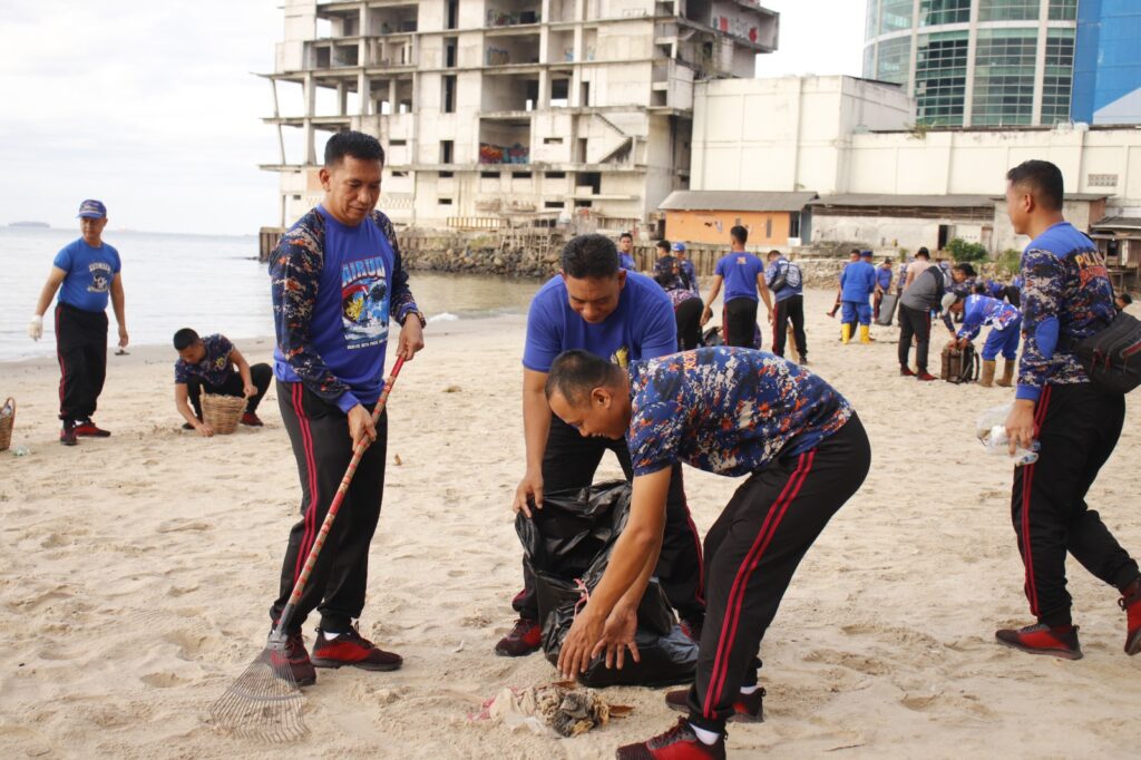 Dalam Rangka Peduli Kebersihan Lingkungan, Personil Dit Polairud Polda Kaltim Gelar Bersih Pantai WhatsApp Image 2024 02 23 at 13.53.26 5f6047b8