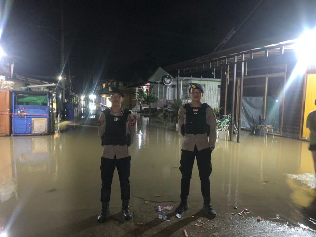 Personel Polres Mahakam Ulu Melakukan Pengecekan dan Pemantauan Terhadap Daerah Terdampak Banjir WhatsApp Image 2024 02 27 at 10.34.58 97e76cc4