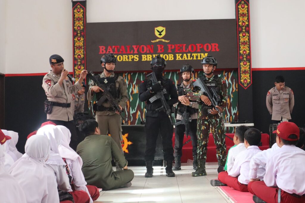 Kunjungan Belajar Siswa Siswi SD Islamic Center Samarinda ke Mako Batalyon B Pelopor Brimob Kaltim WhatsApp Image 2024 02 27 at 12.02.10 d71b7beb