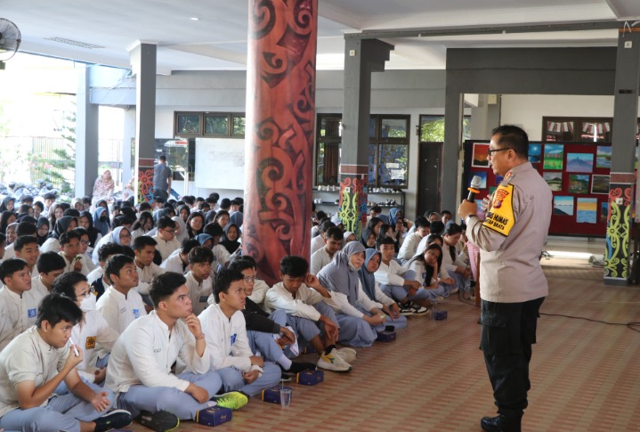 Kunjungi SMA Patra Dharma Balikpapan, Kabid Humas Polda Kaltim Hadiri Kegiatan Edukasi Dan Literasi Media 1 WhatsApp Image 2024 02 28 at 13.45.59